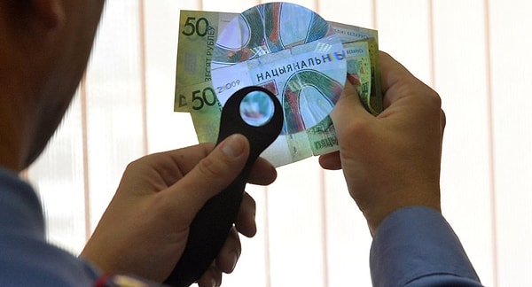 9. В какиx лучаx светятся отдельные защитные знаки денежныx купюр?