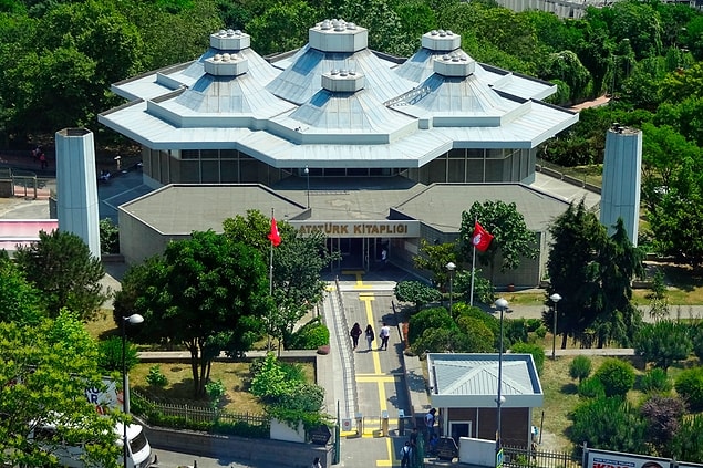 İstanbul Büyükşehir Belediyesi'nin 21 halk ve çocuk kütüphanesi bulunuyor.