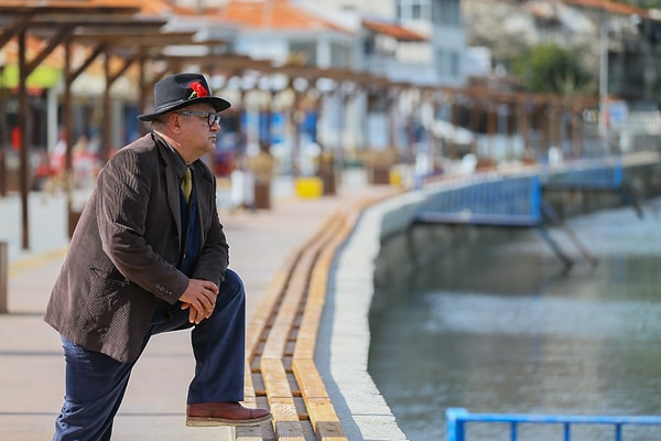 Sonunda 1940 yılında bir gün çocuklarına anlatmış karanfilin sırrını ve ölümünden sonra da karanfilin ve mendilin taşınmasını vasiyet etmiş.