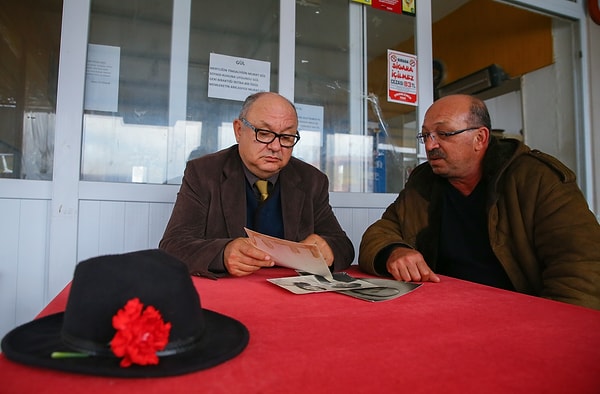 En sonunda iki genç, adanın bir koyunda buluşup sandalla açılarak Çeşme'ye kaçmak için sözleşmişler. Eleni buluşma yerine geldiğinde ağzından şu sözler dökülmüş: "Yapamam, annemi babamı bırakamam..."