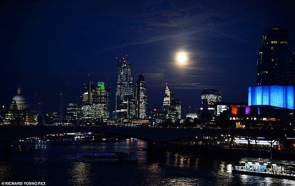 5. Yaydığı ışık ve büyüklüğüyle Süper Ay, Londra gecelerini aydınlattı.