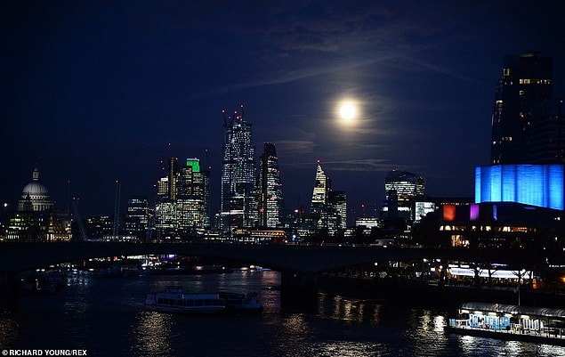 5. Yaydığı ışık ve büyüklüğüyle Süper Ay, Londra gecelerini aydınlattı.