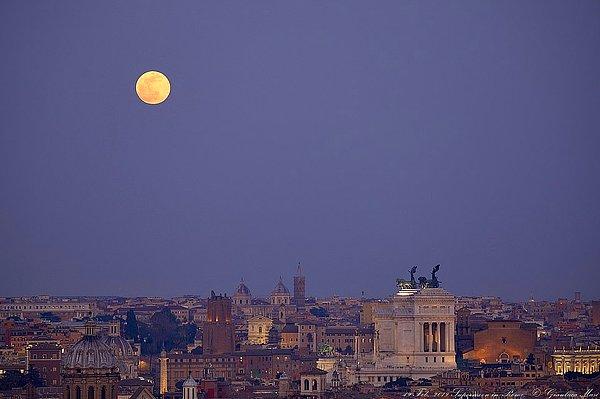6. Roma'da şehir karanlıklaşırken, Ay parlamaya hazırlanıyor.