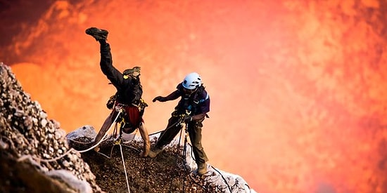 Burası Biraz Sıcak mı Oldu? 700 Derecelik Aktif Yanardağa Halatla İnen Macera Meraklıları!
