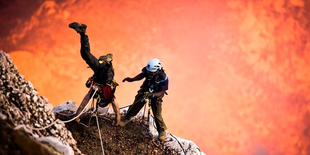 Burası Biraz Sıcak mı Oldu? 700 Derecelik Aktif Yanardağa Halatla İnen Macera Meraklıları!