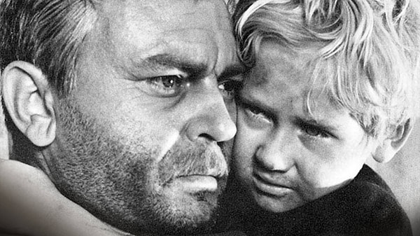 4. Этот режиссёр снял множество культовых картин, среди, которых, например, "Судьба человека". Назовите его имя и фамилию.