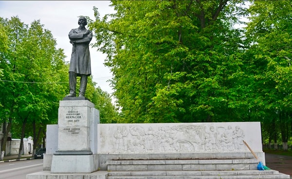 6. Назовите город, в котором поставлен этот памятник Некрасову.