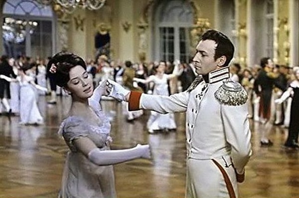 2. Из скольких томов состоит роман Льва Толстого "Война и мир"?