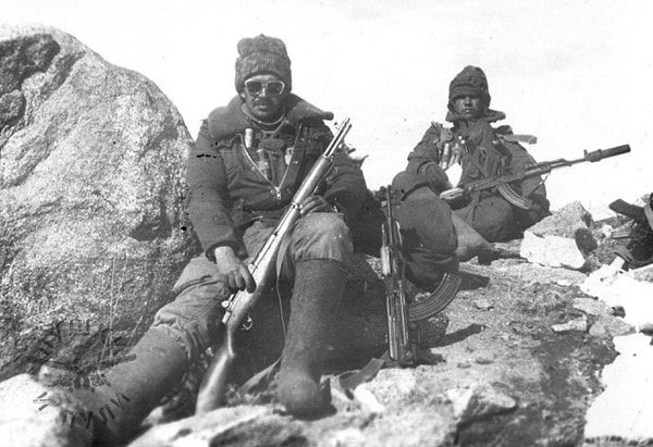 24. Советский разведчик с трофейной иностранной винтовкой.