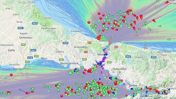 İstanbul Boğazı'nda 3 gündür sis nedeniyle transit gemi geçişlerinde aksama yaşanıyor.