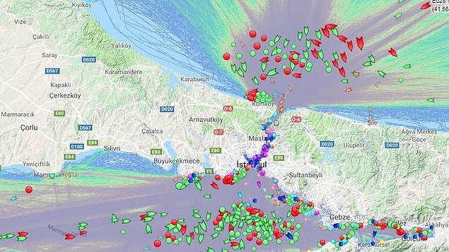 İstanbul Boğazı'nda 3 gündür sis nedeniyle transit gemi geçişlerinde aksama yaşanıyor.