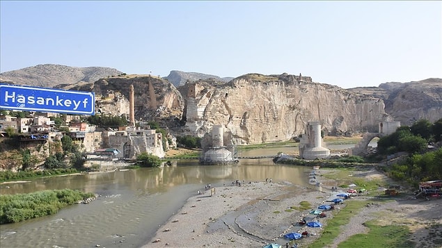 GAP kapsamında inşa edilen Ilısu barajı nedeniyle sular altında kalacak olan Hasankeyf'ten çeşitli kültür varlıklarının taşınma süreci başlamıştı.