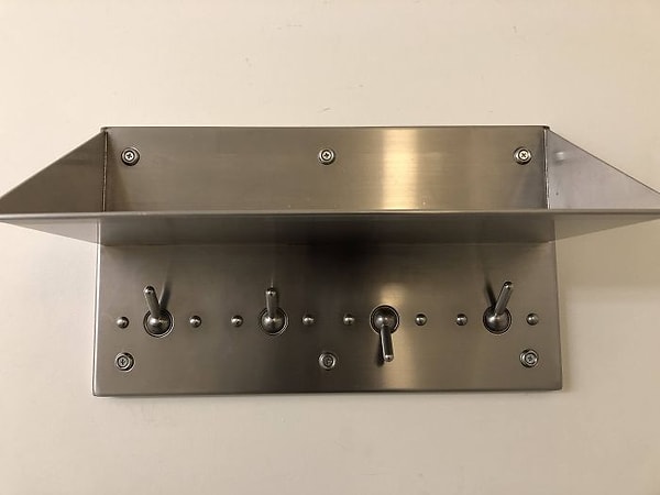 10. Вешалки в ванной, которые опускаются вниз. Зачем это нужно?