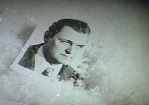 В «Иронии судьбы, или С лёгким паром!» падает снимок с Юрием Яковлевым, а Надя поднимает фотографию с Олегом Басилашвили.