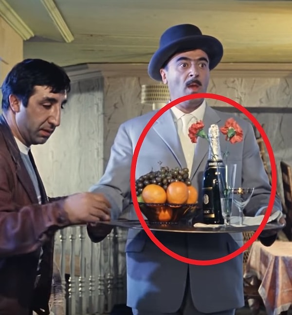 3. В одной из сцен фильма «Кавказская пленница, или Новые приключения Шурика» товарищ Саахов, пытаясь задобрить Нину, заходит к ней в комнату с бутылкой шампанского. А через три секунды возвращается, почему-то облитый красным вином.