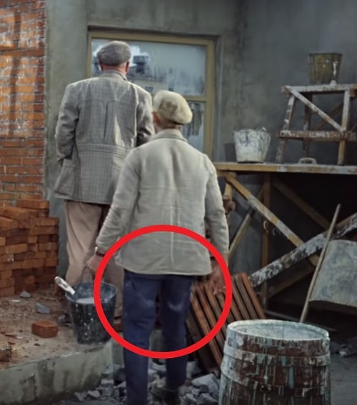 Еще одна кинокартина про приключения Шурика — новелла «Напарник». Там парень, обращающийся к тунеядцу, падает в бочку, но на штанах виден меловой круг от этой самой бочки еще до падения.