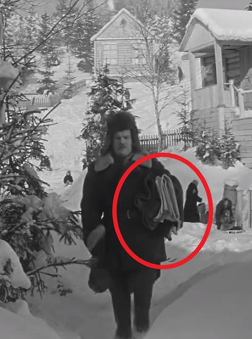 В фильме «Девчата» Герой Михаила Пуговкина (комендант) держит в руках перед входом в общежитие одно постельное белье, а, войдя в помещение, – уже другое.