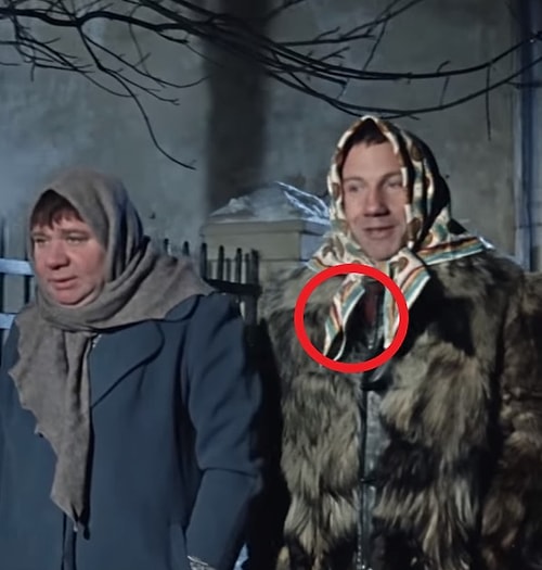 В кинокартине «Джентльмены удачи» платок на голове Косого меняется, когда он заходит с улицы в помещение. Видимо, освещение не иначе как магическое.