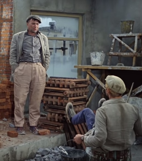 Еще одна кинокартина про приключения Шурика — новелла «Напарник». Там парень, обращающийся к тунеядцу, падает в бочку, но на штанах виден меловой круг от этой самой бочки еще до падения.