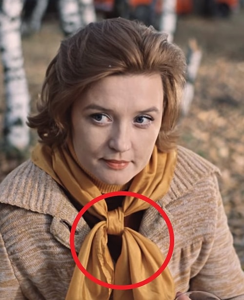 В фильме «Москва слезам не верит» платок на шее Екатерины во время пикника завязан то одним образом, то другим.