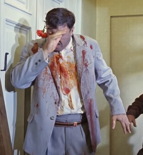 В одной из сцен фильма «Кавказская пленница, или Новые приключения Шурика» товарищ Саахов, пытаясь задобрить Нину, заходит к ней в комнату с бутылкой шампанского. А через три секунды возвращается, почему-то облитый красным вином.