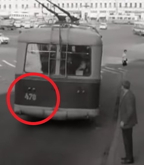 В «Берегись автомобиля» с советским транспортом происходят удивительные метаморфозы. Когда троллейбус подъезжает, мы видим, что у него номер 413, а когда отъезжает — номер меняется на 478.