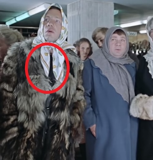 В кинокартине «Джентльмены удачи» платок на голове Косого меняется, когда он заходит с улицы в помещение. Видимо, освещение не иначе как магическое.