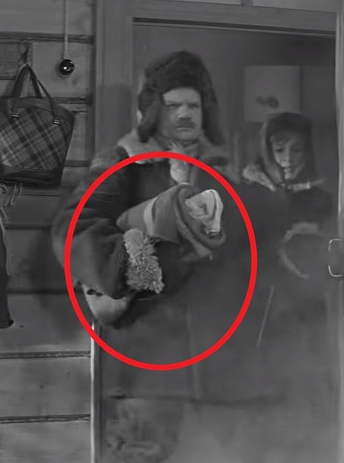 В фильме «Девчата» Герой Михаила Пуговкина (комендант) держит в руках перед входом в общежитие одно постельное белье, а, войдя в помещение, – уже другое.