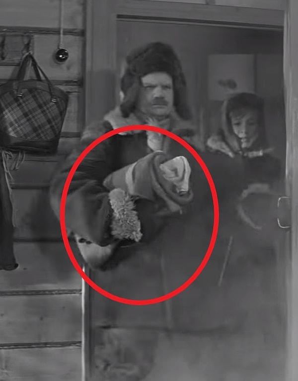 6. В фильме «Девчата» Герой Михаила Пуговкина (комендант) держит в руках перед входом в общежитие одно постельное белье, а, войдя в помещение, – уже другое.