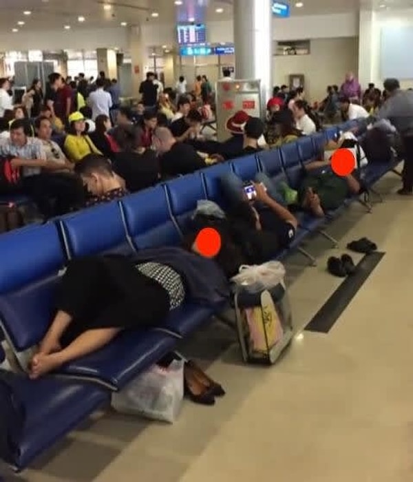 14. Не нужно отказывать себе в удовольствие вздремнуть часок–другой в переполненном аэропорту.