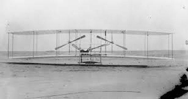 Başarılarından yalnızca 9 yıl sonra Wilbur Wright tifodan hayatını kaybetmiş olsa da kardeşler bu ilgileri sayesinde bir şöhrete kavuştu.