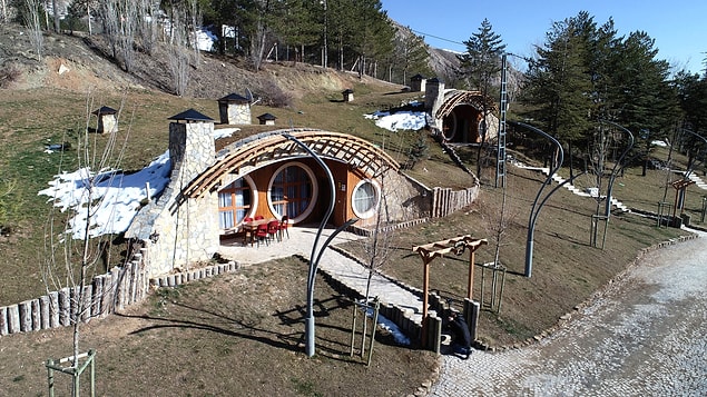 Hobbit Köyü'nü gezmeye gelenler ise evleri çok beğendiklerini ve mutlaka içinde kalmak istediklerini söylüyor