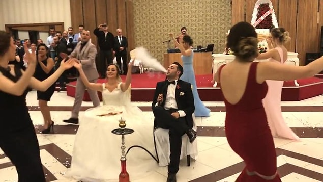Son yılların nargile trendinin düğünlere de yansıdığını görmüştük.