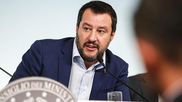 Siyaset dünyasından gelen tepkilerde de hükümete ve özellikle de İçişleri Bakanı Matteo Salvini eleştirildi.