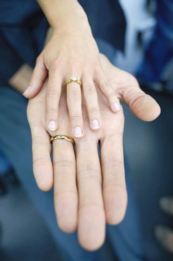 2. Женская рука в сравнении с ладонью самого высокого человека в мире на настоящий момент - Султана Кесена из Турции.