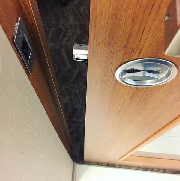 42. С таким надежным замком на туалете вас никогда не застанут врасплох.