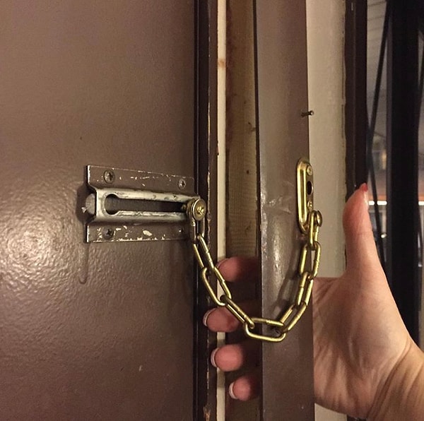 33. Спите спокойно, дорогие постояльцы.