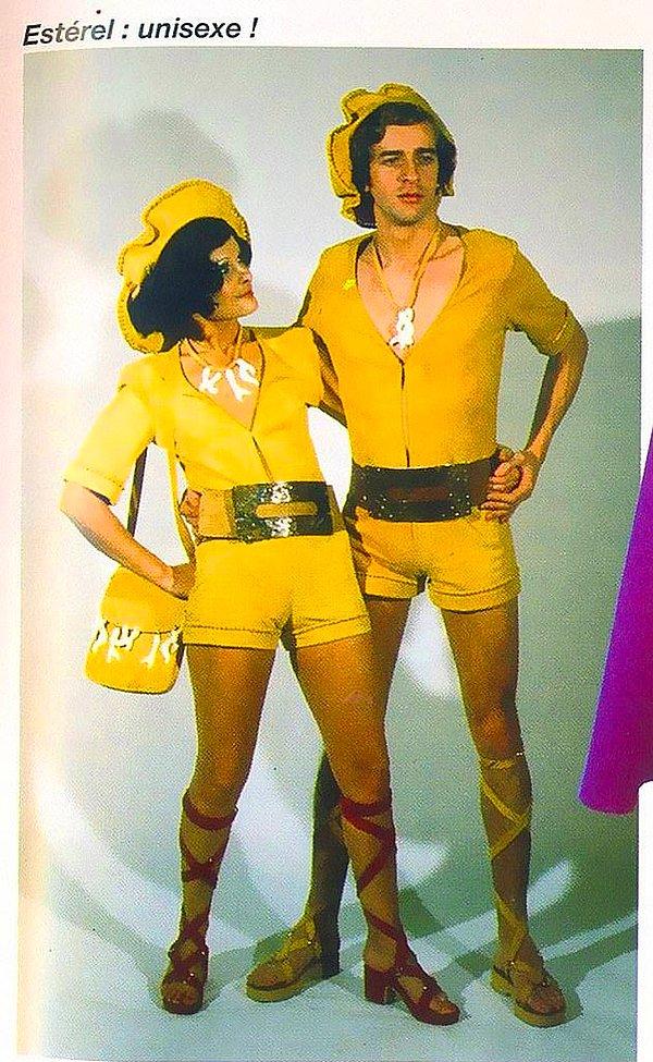 1. Bu fotoğrafta çiftin giydiği sarı, cüretkar ve bir o kadar da uyumlu tulumları göze çarpıyor.