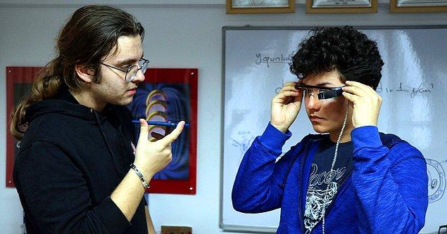 Öğrenciler, takıldığı gözlüğün yan bölümünde konuşmaları 'alt yazı' olarak veren bir düzenek geliştirdi.