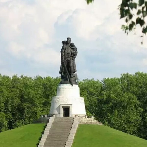 7. В каком городе находится "Воин-освободитель"?