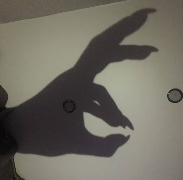 11. У женщин тень зайчика на стене получается намного зловещее...