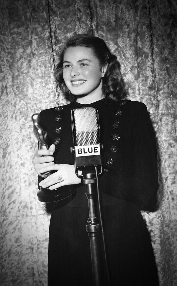 16. 1945 год. Ингрид Бергман и ее первый "Оскар" за роль в фильме "Газовый свет". Всего в копилке актрисы 3 награды