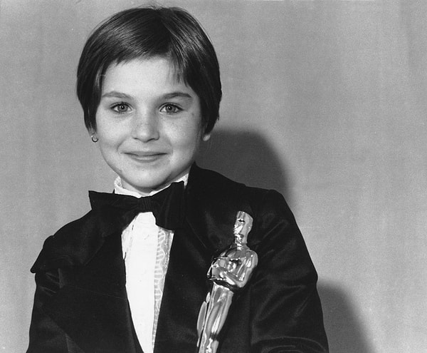 33. 1974 год. На сцену выбежал голый фоторепортер, снова скандал с Марлоном Брандо, чью роль сочли недостойной номинации, а "Оскар" за роль второго плана получила 10-летняя Татум О’Нил