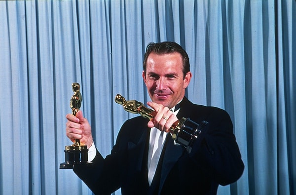 44. В 1991 году Кевин Костнер получил свой "Оскар" за режиссуру. Фильм "Танцующий с волками" назван лучшим