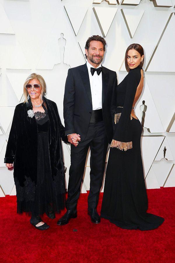 Bradley Cooper daha önce de farklı ödül törenlerine annesi ile katılmıştı ama o zamanlar yanında sevgilisi Irina Shayk'ı da görebiliyorduk.