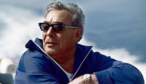 12. Дружественный поцелуй генсека с какой женщиной-лидером также известен на весь мир?