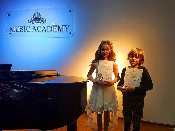 7. 6. sınıf öğrencisi Nil İpek Şabi ile 4. sınıf öğrencisi kardeşi Kıvanç Arda Şabi daha önce aldıkları uluslararası ödüllere yenilerini ekledi. "4. Uluslararası Mozart Müzik Yarışması"na birlikte katılan kardeşler keman ve viyolonsel branşlarında birincilik ve üçüncülükle döndü.