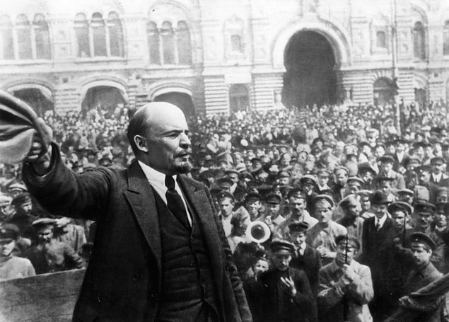 1917: Rus Çarlığı çöktü.