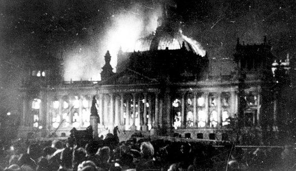 1933: Reichstag yangını.
