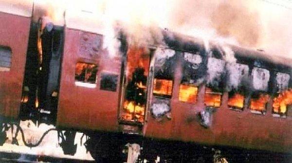 2002: Hindistan'da Müslümanların Hindu milliyetçileri taşıyan bir treni ateşe vermesi sonucu 60 kişi öldü.